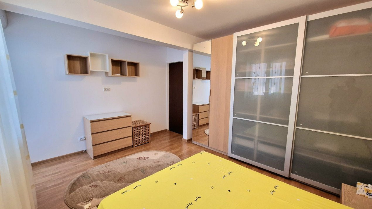 Apartament 3 camere spatios, curat in bloc solid cu parcare, Ozana