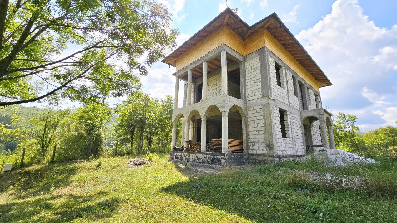 Valea Doftanei. Vila si teren intr-un areal de vis, intre padure si rau 