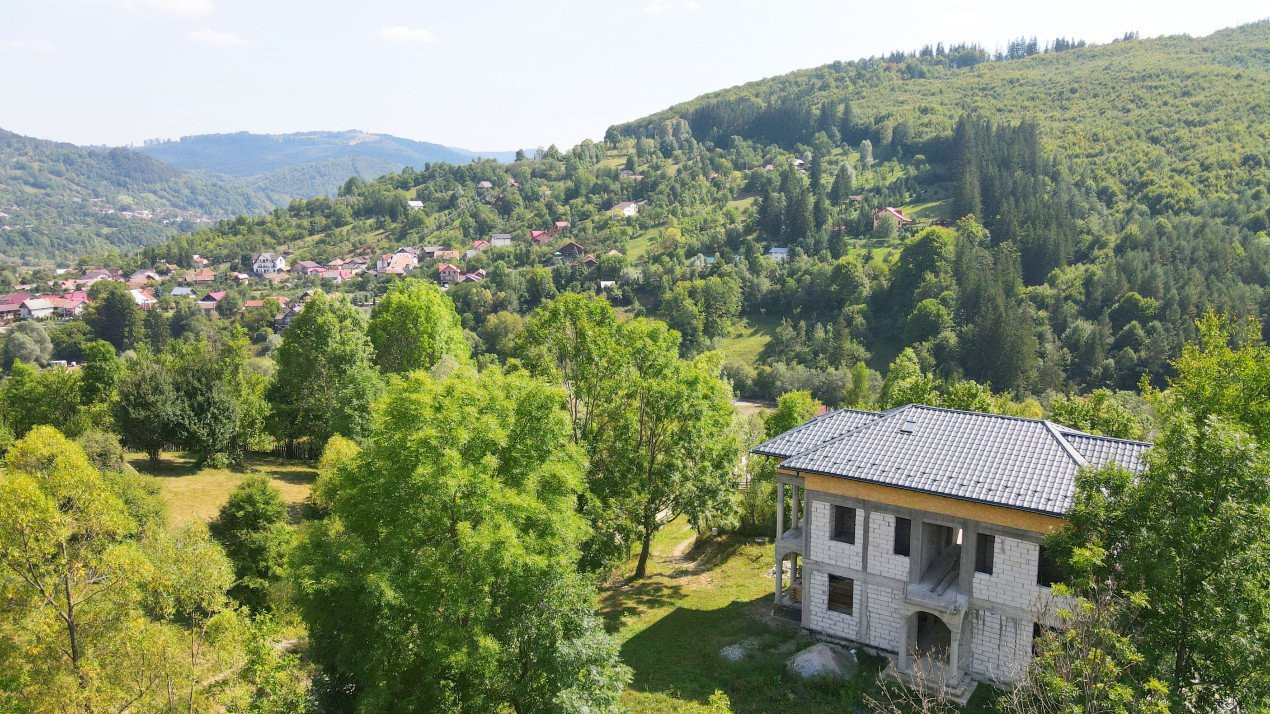 Valea Doftanei. Vila si teren intr-un areal de vis, intre padure si rau 