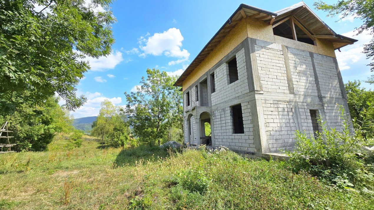 Valea Doftanei. Vila si teren intr-un areal de vis, intre padure si rau 