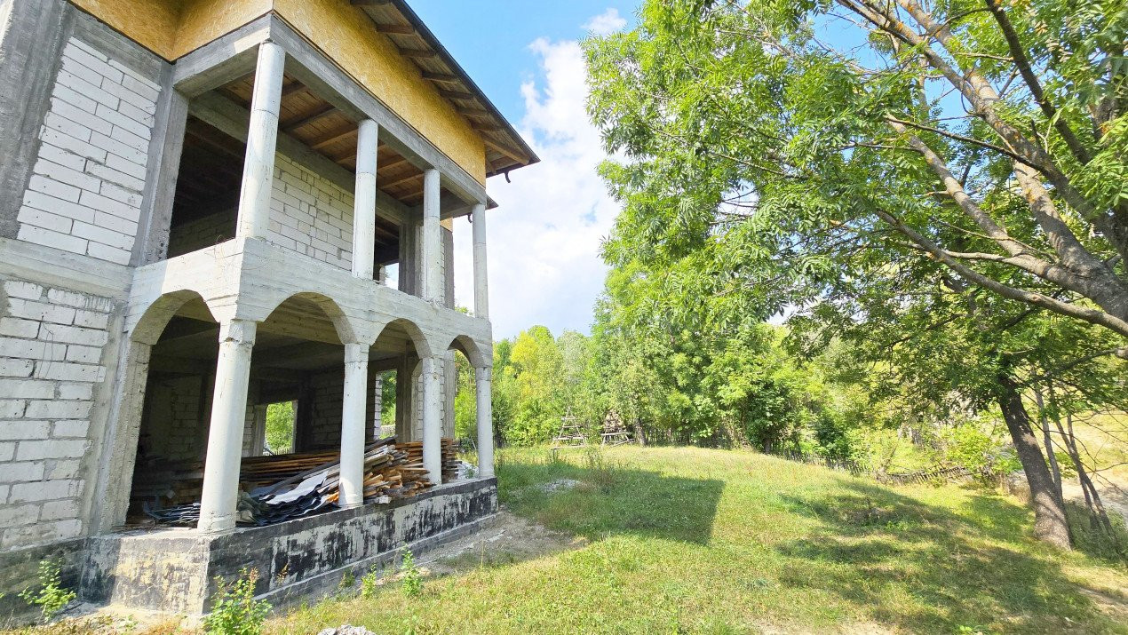 Valea Doftanei. Vila si teren intr-un areal de vis, intre padure si rau 