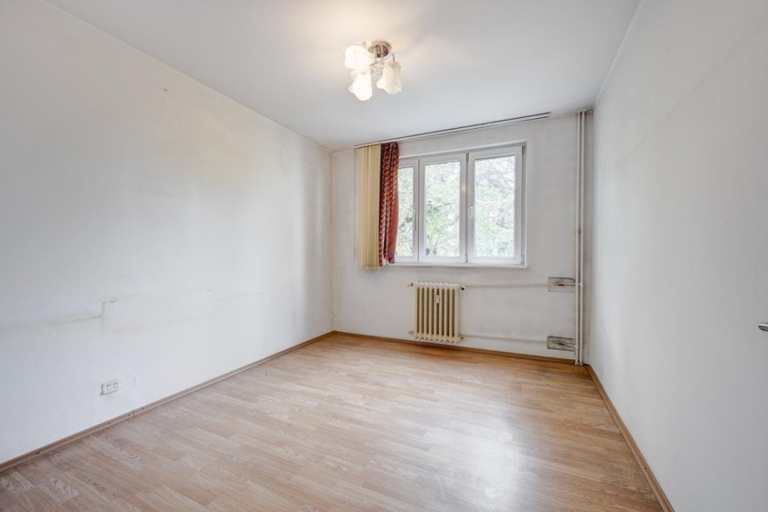 Vanzare apartament 4 cam etaj 3/4 strada Brasov 