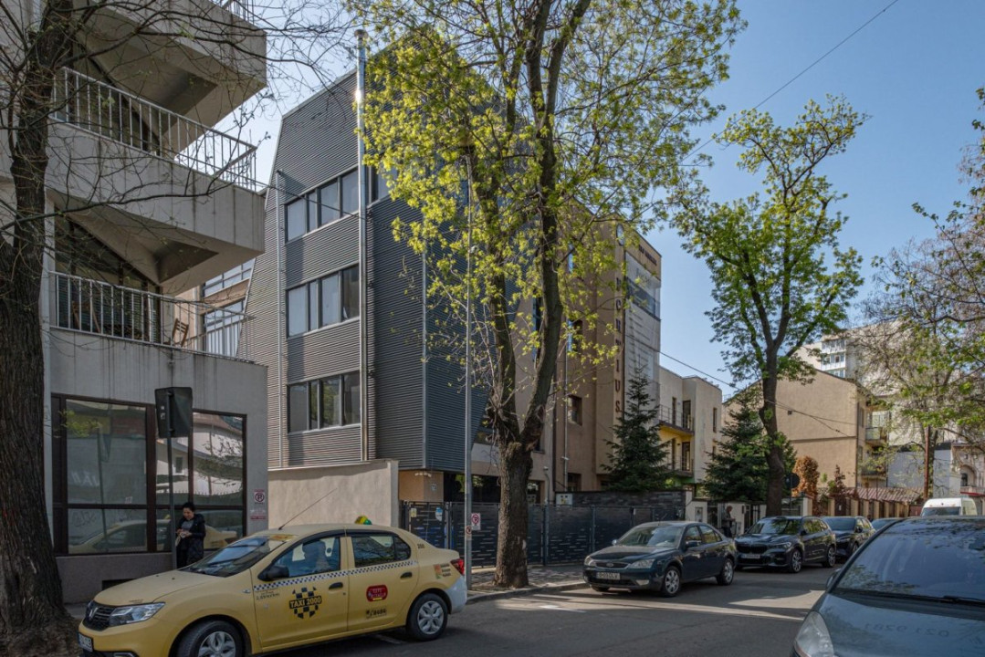 Cladire de birouri de vanzare – investitie solida, pozitionare excelenta