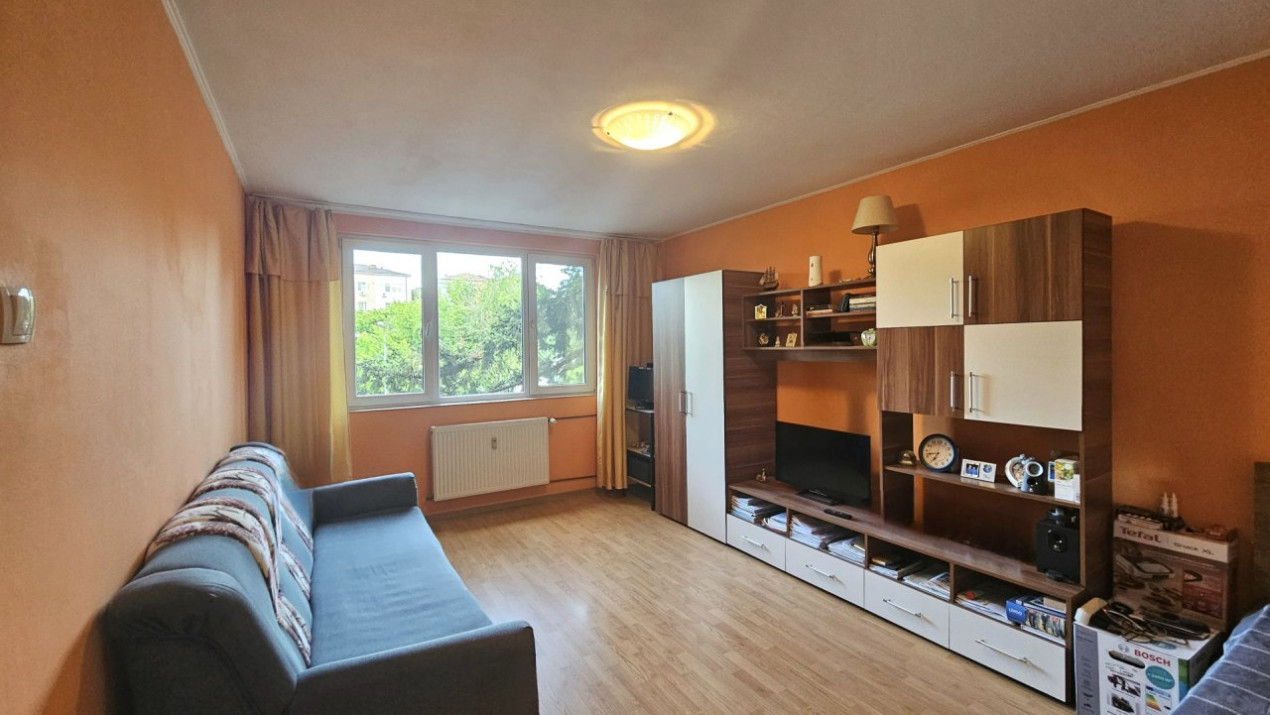 Apartament decomandat etaj 1 vedere libera 