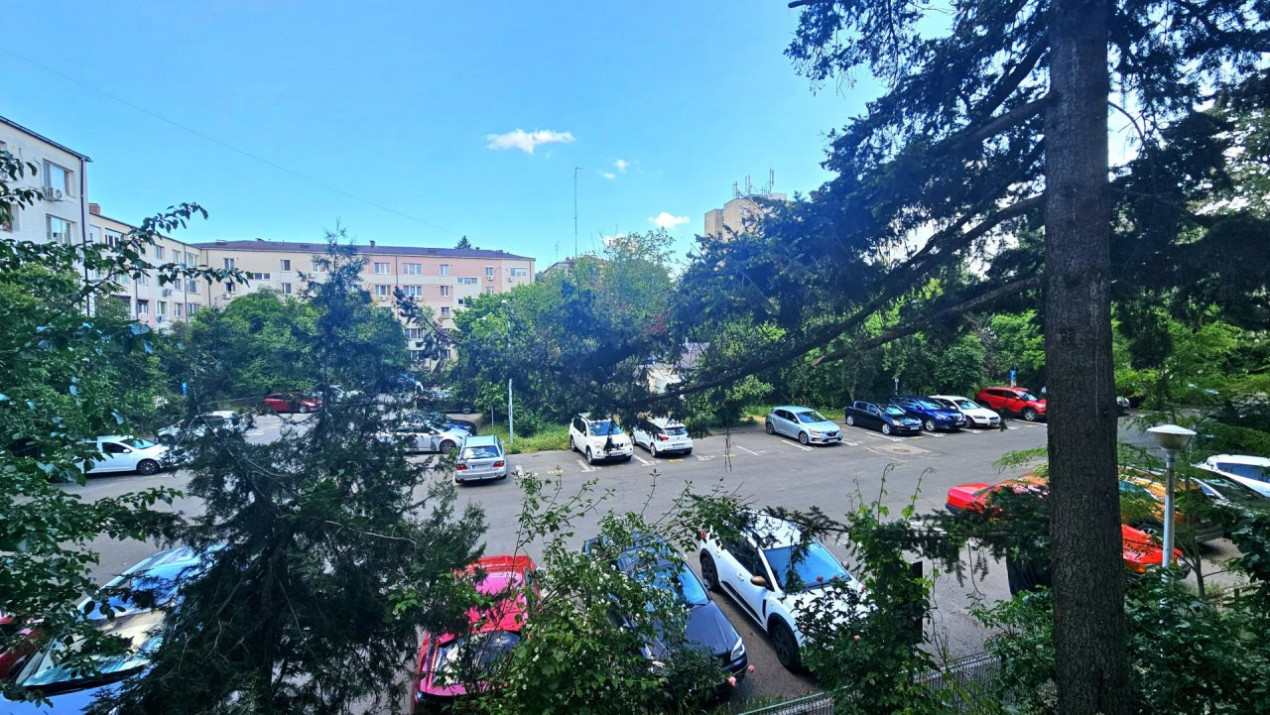 Apartament decomandat etaj 1 vedere libera 