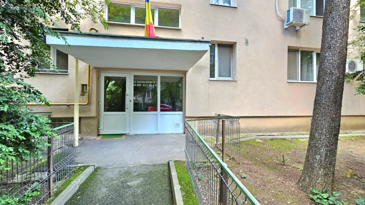 Apartament decomandat etaj 1 vedere libera 