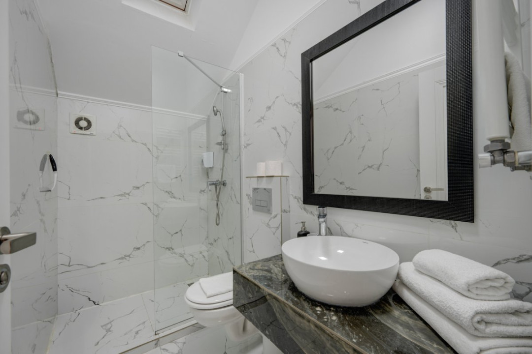 Afacere la Cheie ! Camere in regim hotelier+restaurant / profit bun !