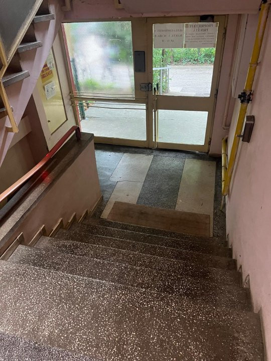 Apartament cu 3 camere -Aleea Costinesti, necesita renovare