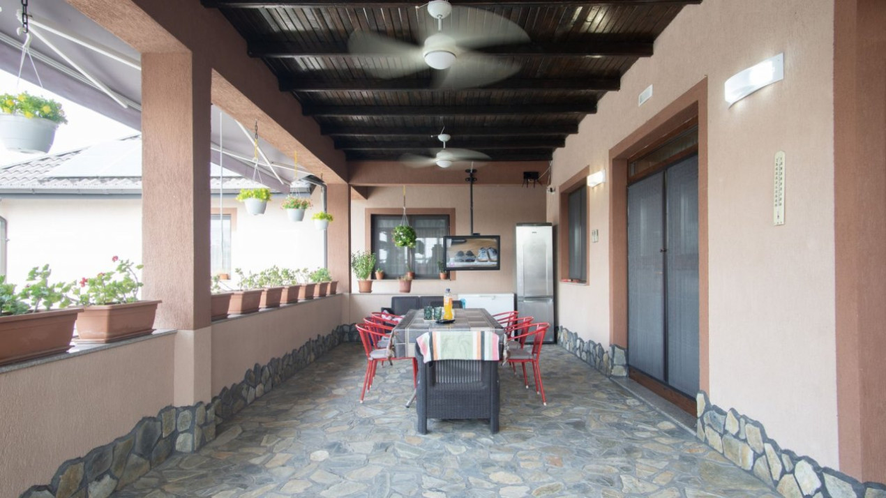 Casa cu piscina, panouri foto voltaice in Comana