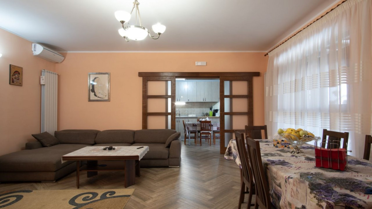 Casa cu piscina, panouri foto voltaice in Comana
