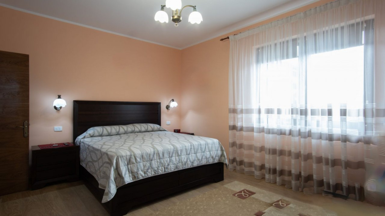 Casa cu piscina, panouri foto voltaice in Comana