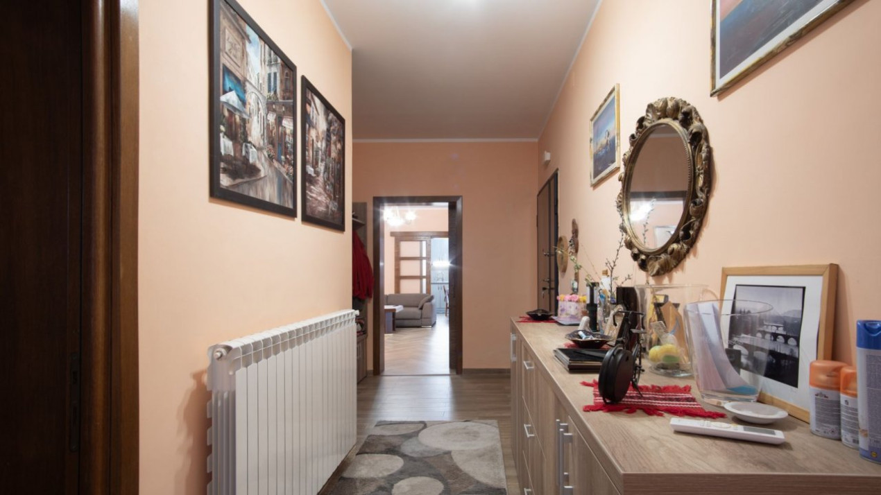Casa cu piscina, panouri foto voltaice in Comana