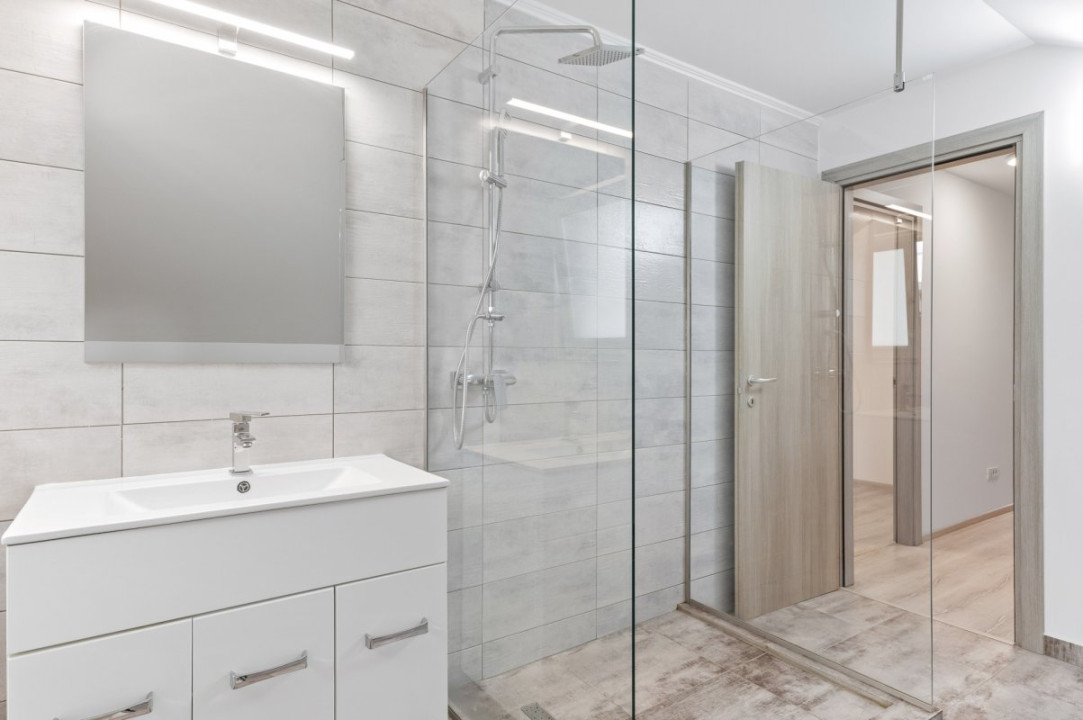 Vila noua, 5 dormitoare, 3 bai, teren 380 mp. Pret excelent