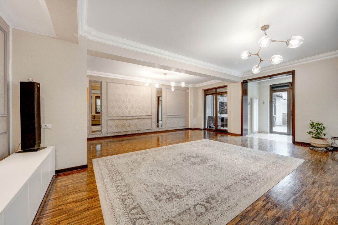 Apartament de 5 camere 170mp utili, 77mp curte și 3 locuri de parcare! 