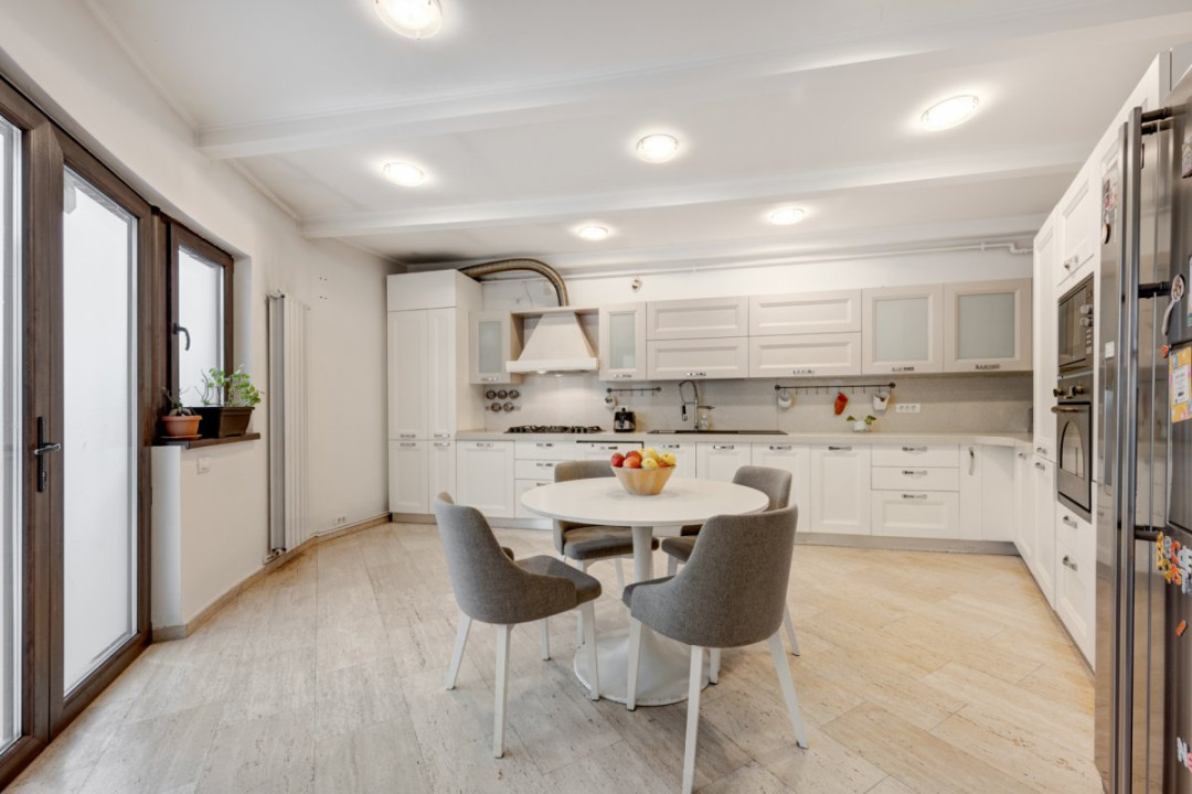 Apartament de 5 camere 170mp utili, 77mp curte și 3 locuri de parcare! 