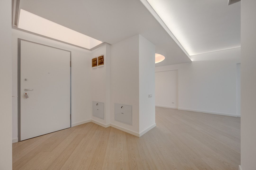 Apusul de la ultimul etaj din Cortina North | 3 camere | 76.7 mp