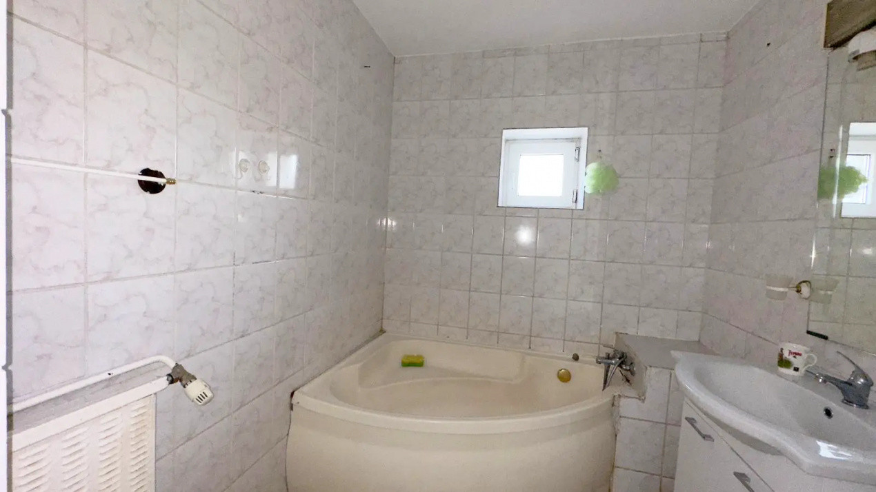 Apartament 3 camere, etaj 1, pozitie excelenta!