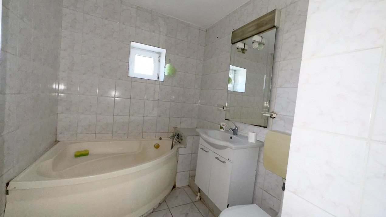Apartament 3 camere, etaj 1, pozitie excelenta!
