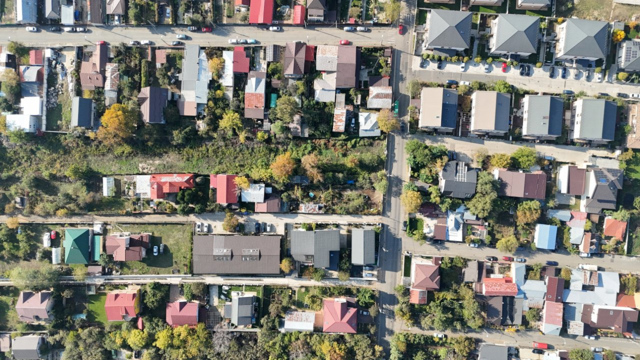 Teren cu dubla deschidere pe Dantelei