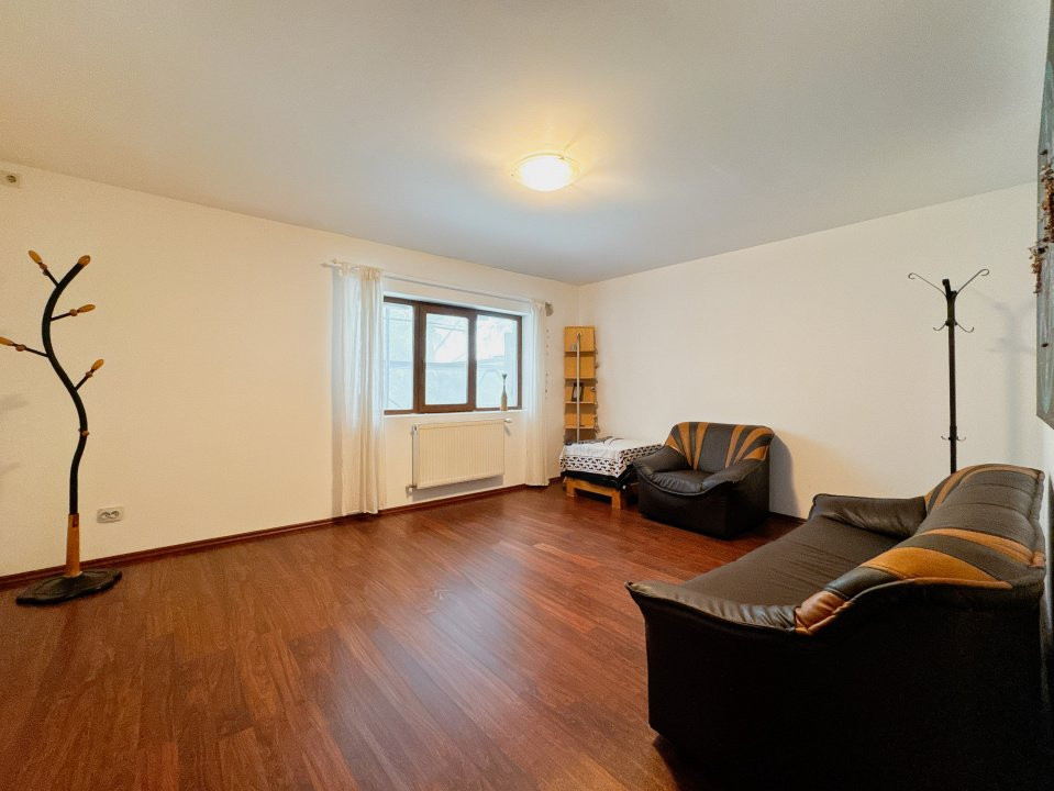 Apartament  3 camere, 2 bai, bloc  1995, eficient energetic, zona Vitan Mall