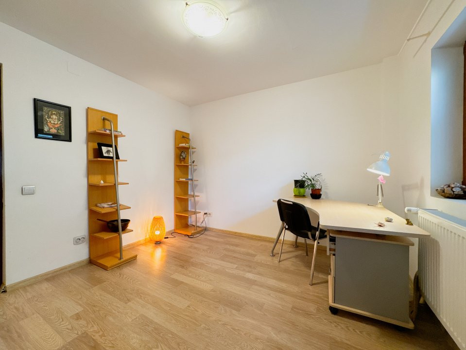 Apartament  3 camere, 2 bai, bloc  1995, eficient energetic, zona Vitan Mall