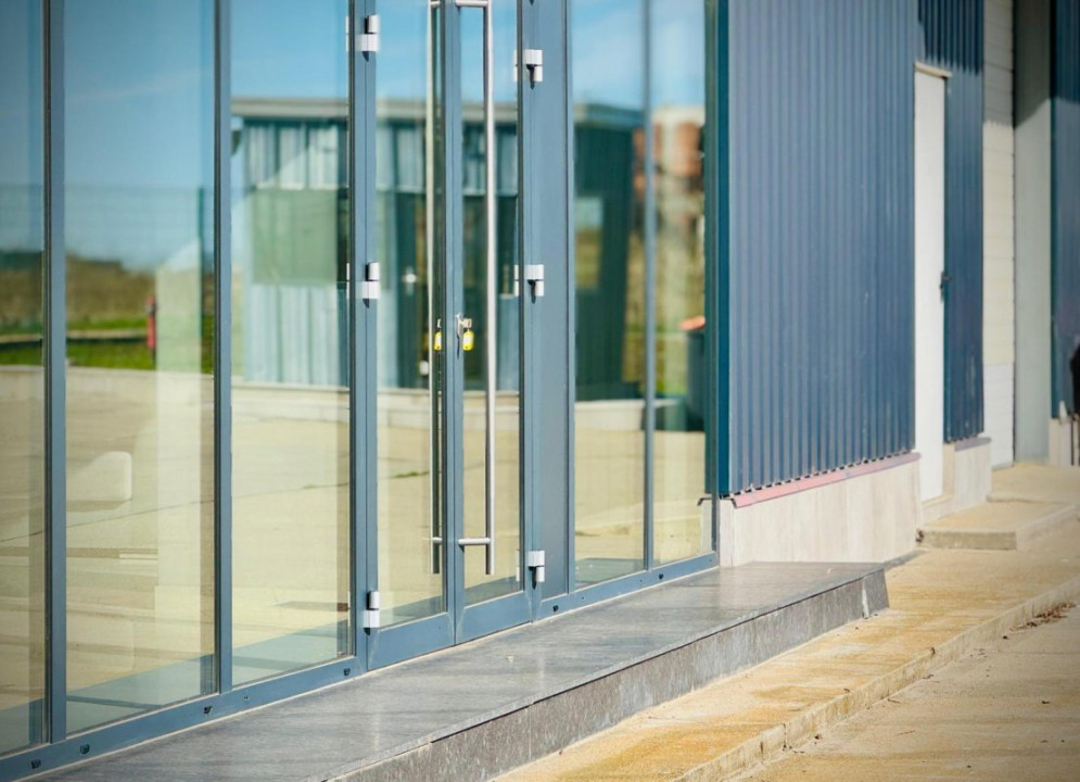 Hală + sediu firmă (locuință de serviciu) + teren de vânzare în Balotești, Ilfov