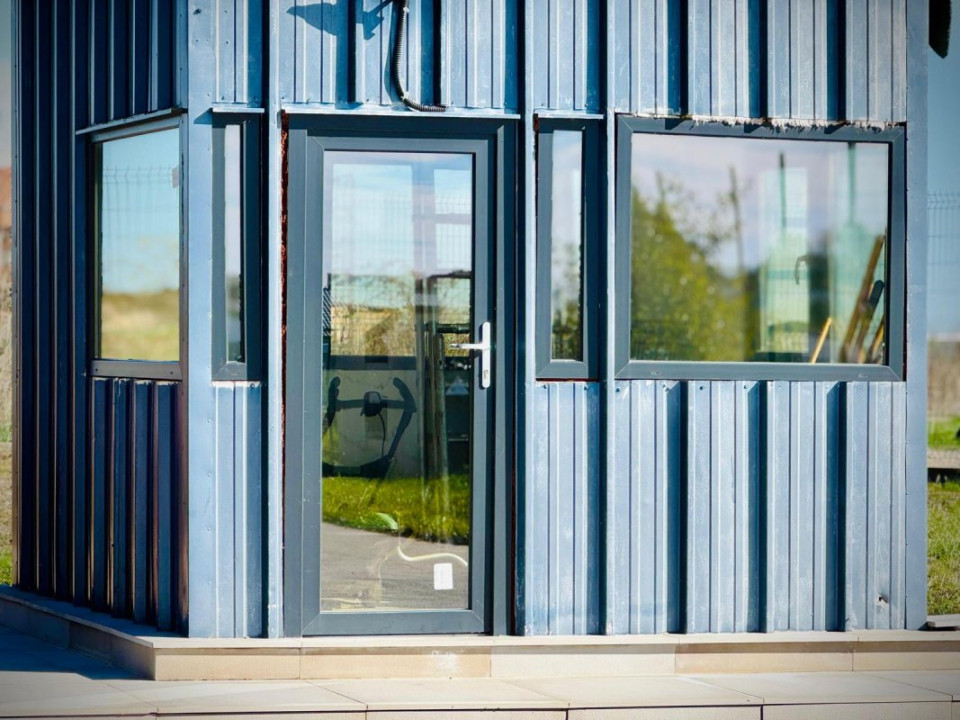 Hală + sediu firmă (locuință de serviciu) + teren de vânzare în Balotești, Ilfov