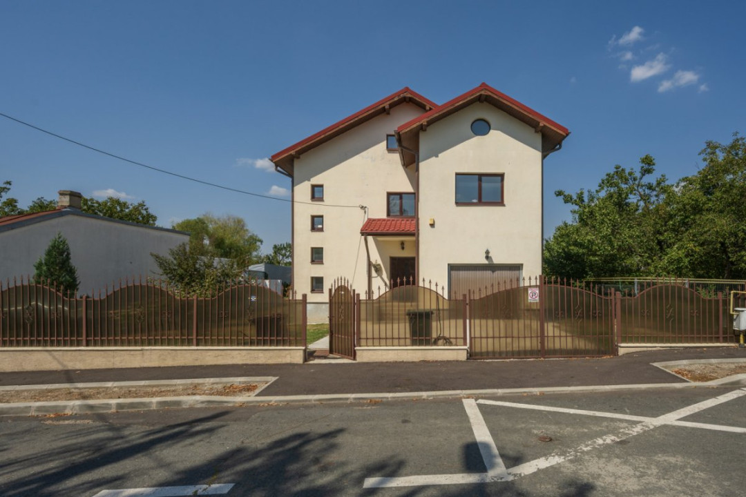 O proprietate imobiliară deosebită, formată din casă și mult teren! 