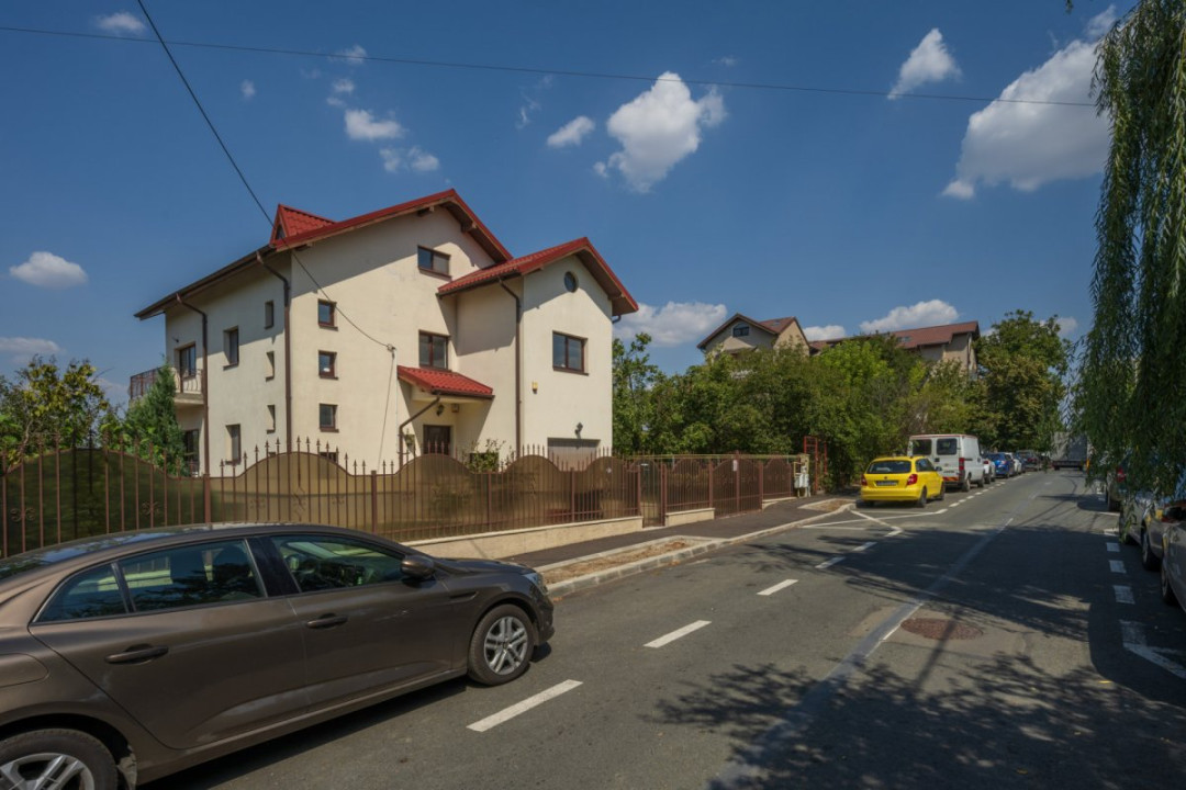 O proprietate imobiliară deosebită, formată din casă și mult teren! 