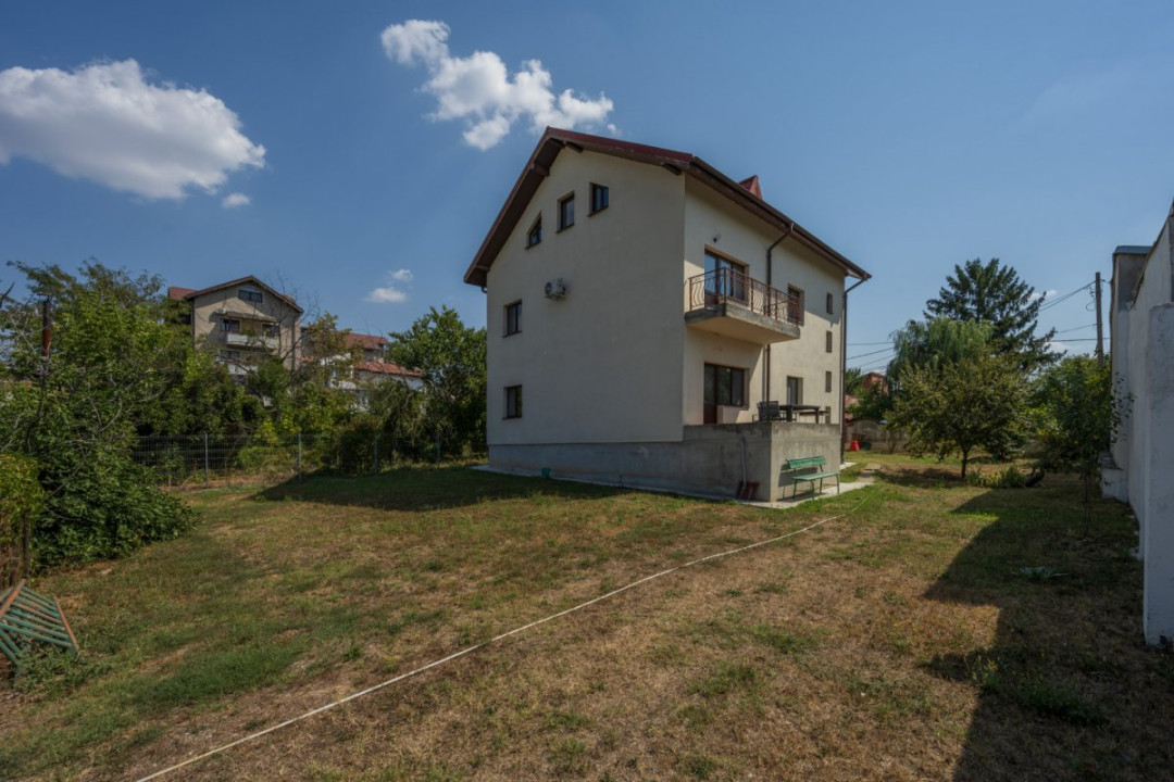 O proprietate imobiliară deosebită, formată din casă și mult teren! 