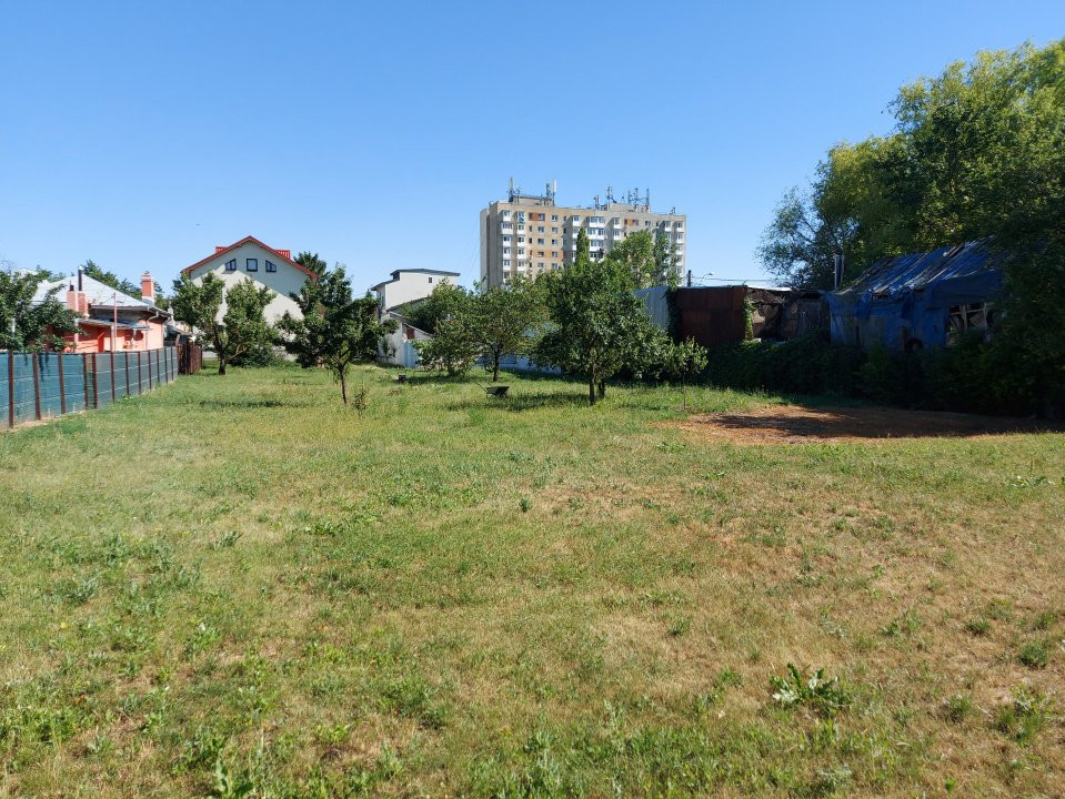 O proprietate imobiliară deosebită, formată din casă și mult teren! 