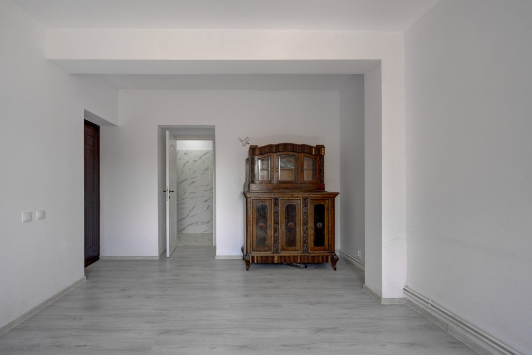 O proprietate imobiliară deosebită, formată din casă și mult teren! 