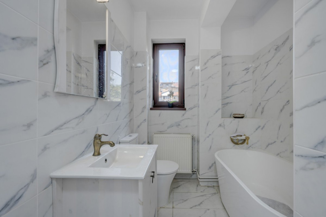 O proprietate imobiliară deosebită, formată din casă și mult teren! 