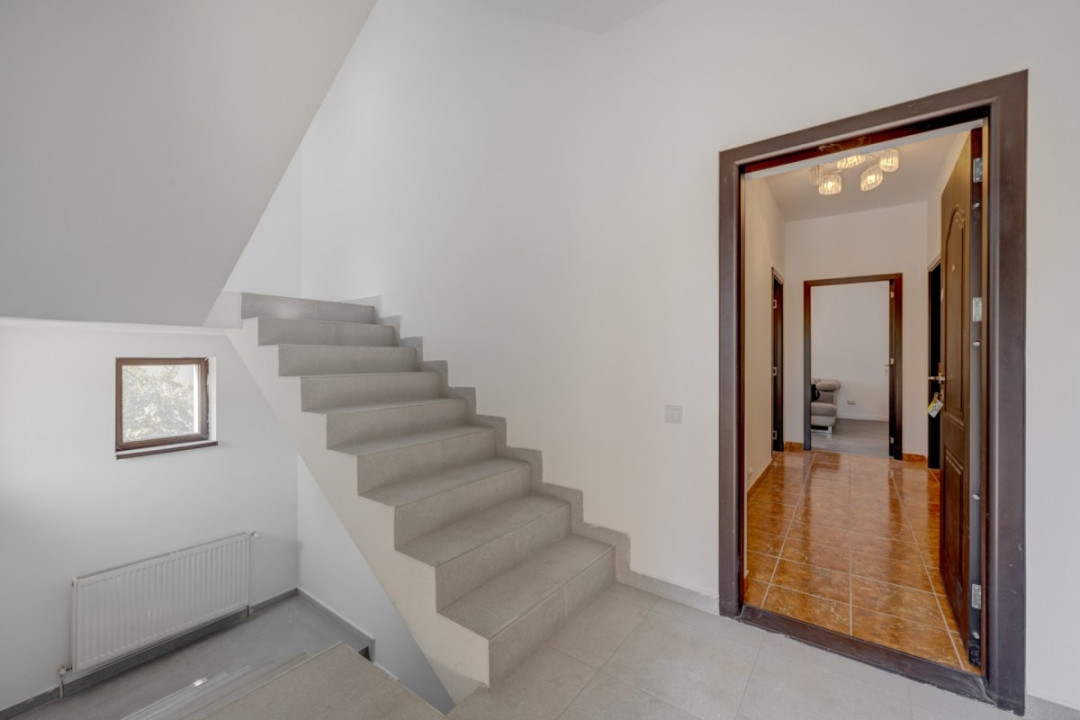 O proprietate imobiliară deosebită, formată din casă și mult teren! 