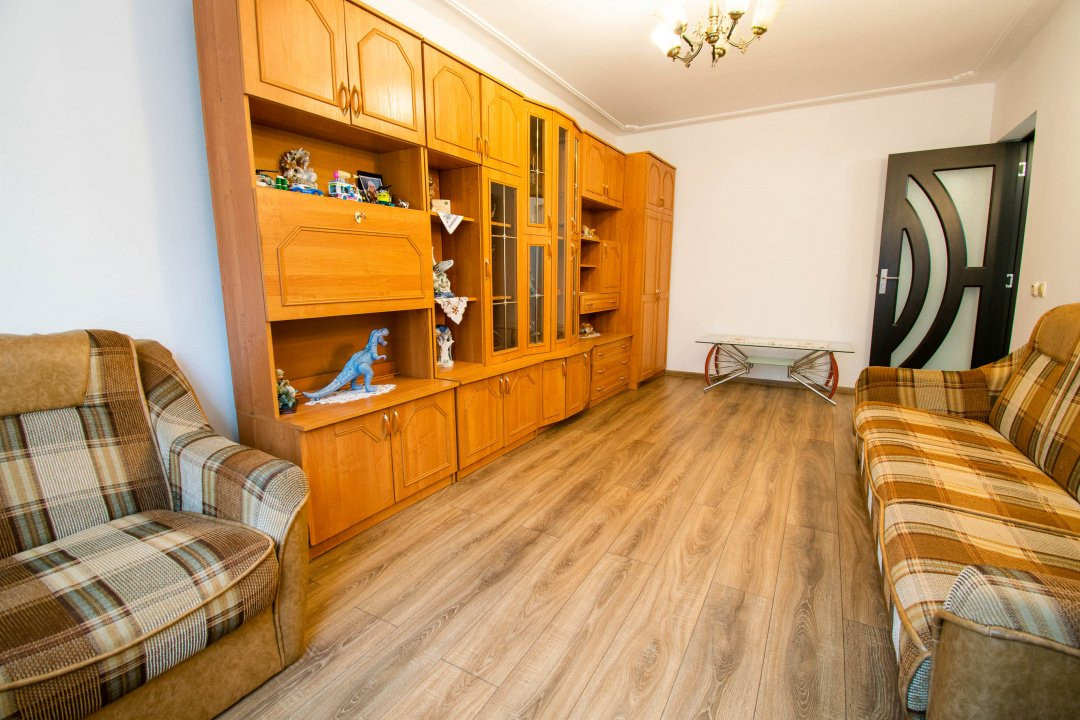 Stefanestii de Jos, 3 camere 70 mp,2 bai,centrala proprie,etaj 1/2