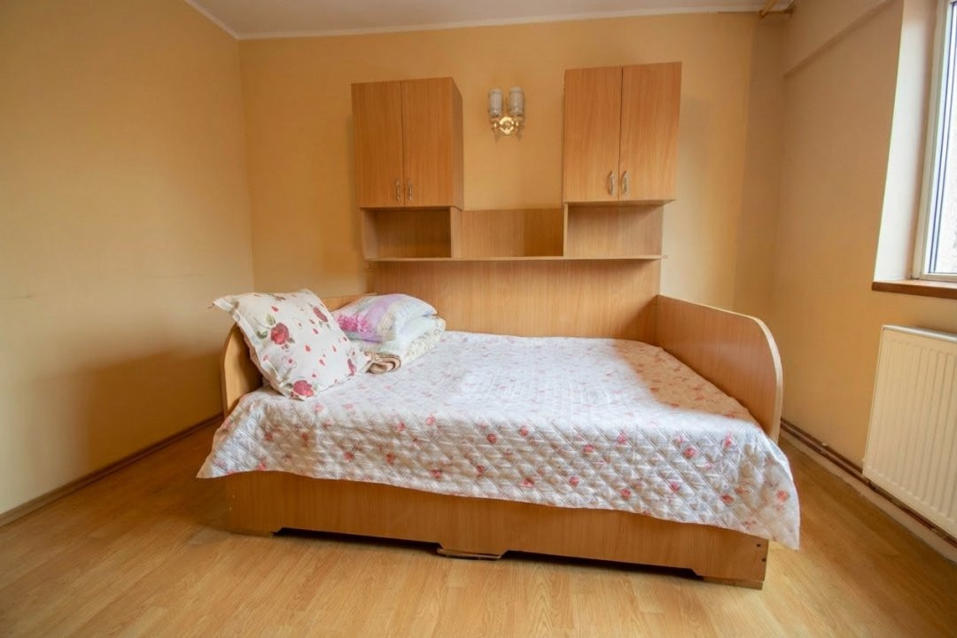 Stefanestii de Jos, 3 camere 70 mp,2 bai,centrala proprie,etaj 1/2