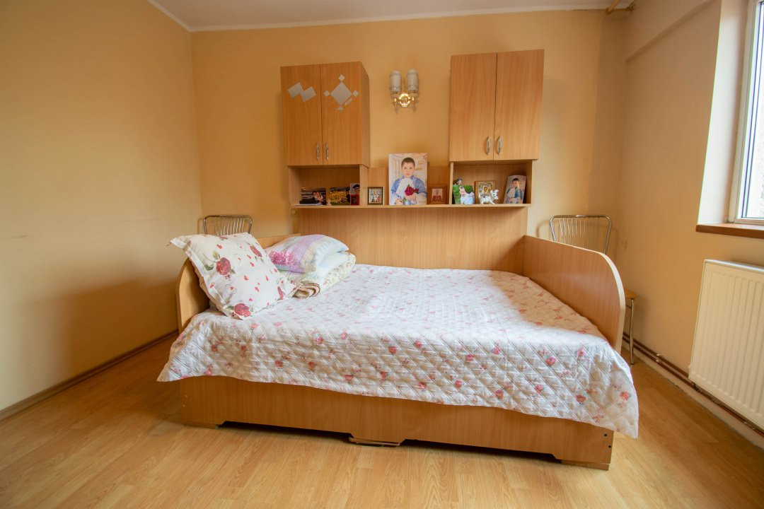 Stefanestii de Jos, 3 camere 70 mp,2 bai,centrala proprie,etaj 1/2