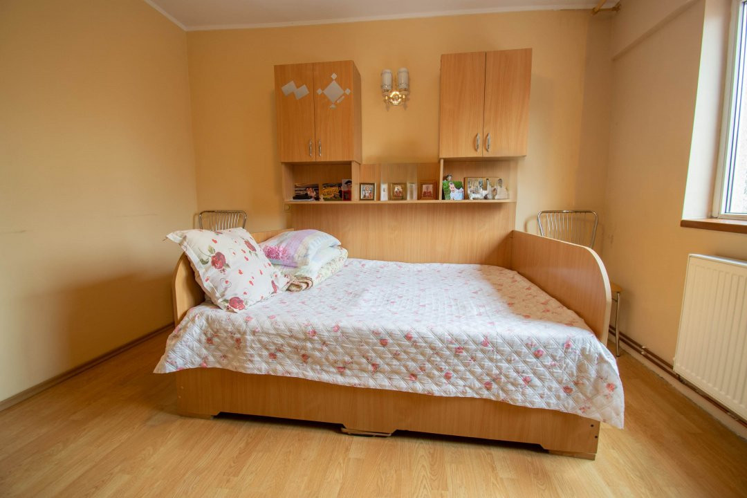 Stefanestii de Jos, 3 camere 70 mp,2 bai,centrala proprie,etaj 1/2