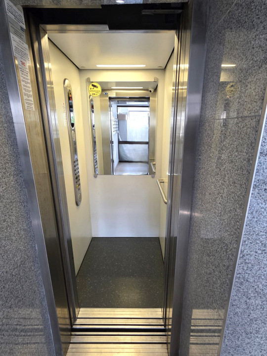 De vanzare 2 camere langa metrou Aparatori - Moldovita 