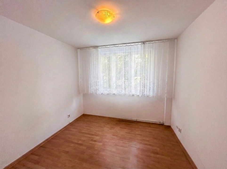 VANZARE BIROURI, CABINET, SALON, ÎN ȘASE CAMERE CU MULTIPLE DEPENDINȚE