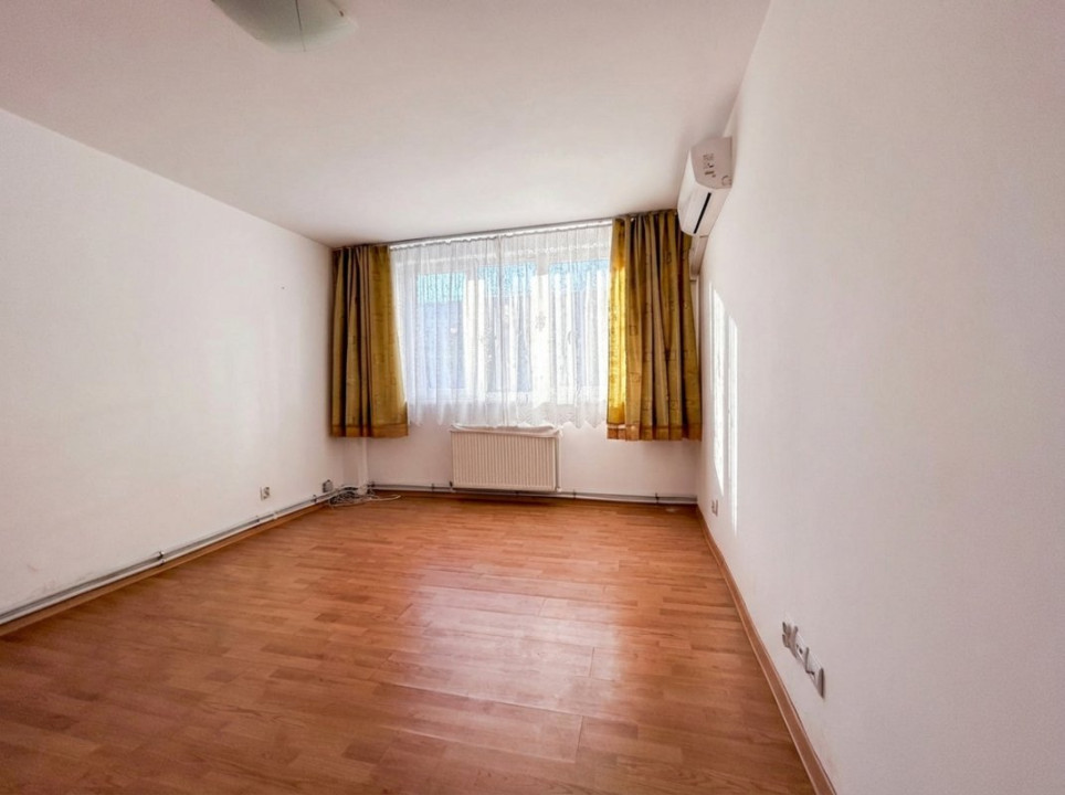 VANZARE BIROURI, CABINET, SALON, ÎN ȘASE CAMERE CU MULTIPLE DEPENDINȚE