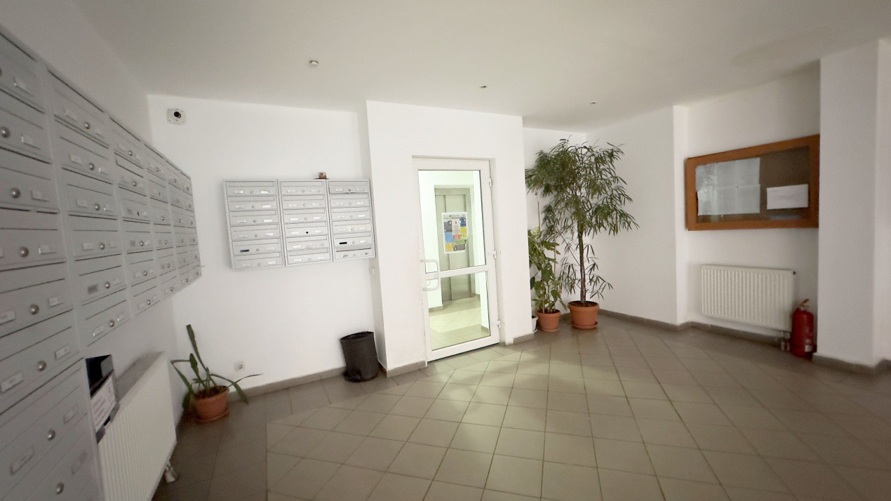 Garsonieră în Răsărit de Soare, Auchan Titan!