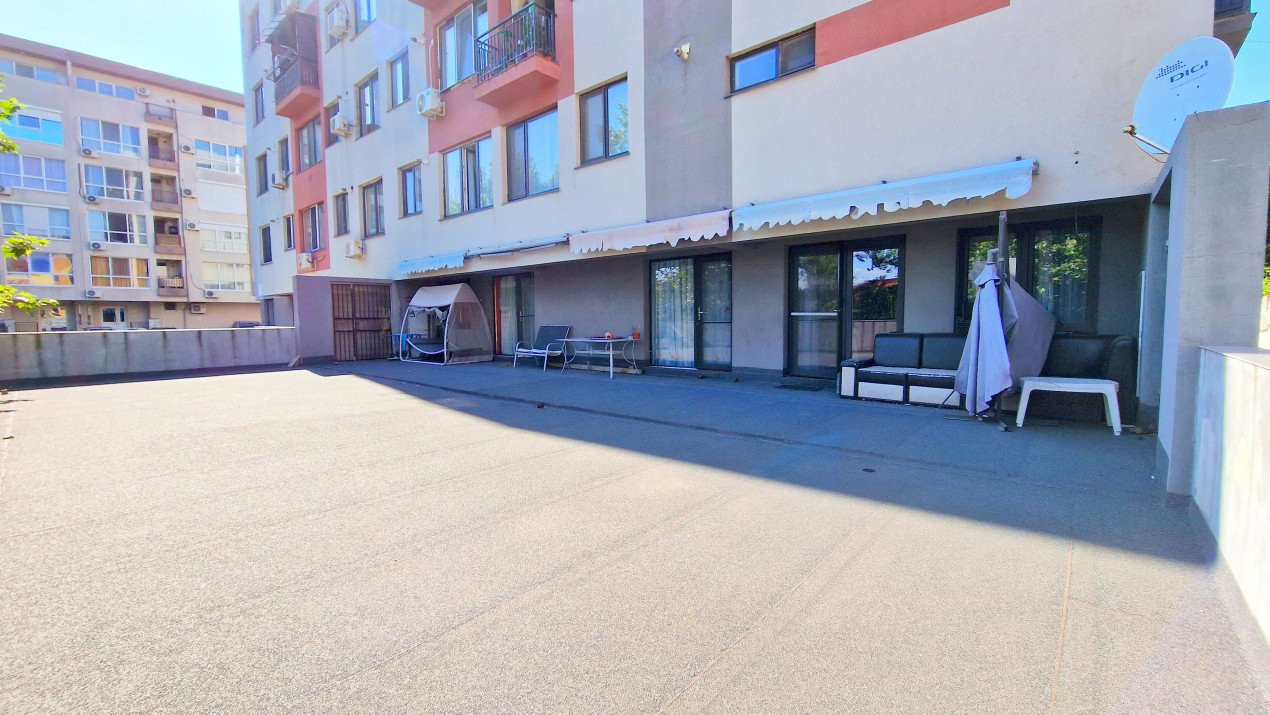 Apartament cu 5 camere si curte de 358 mp.