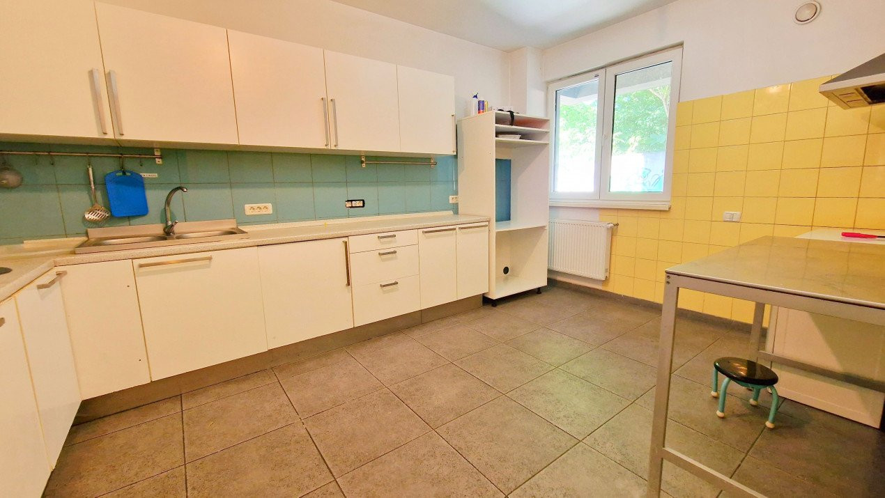 Apartament cu 5 camere si curte de 358 mp.