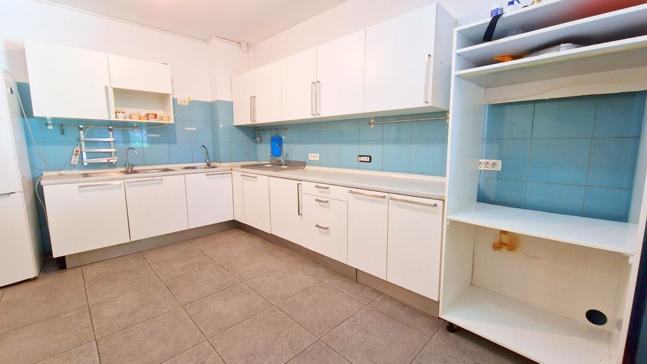 Apartament cu 5 camere si curte de 358 mp.