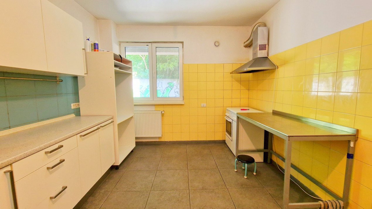 Apartament cu 5 camere si curte de 358 mp.