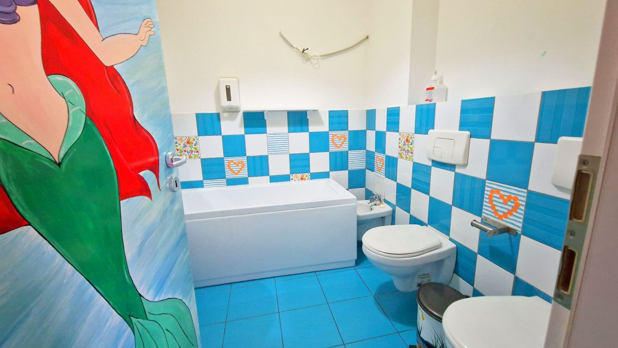 Apartament cu 5 camere si curte de 358 mp.