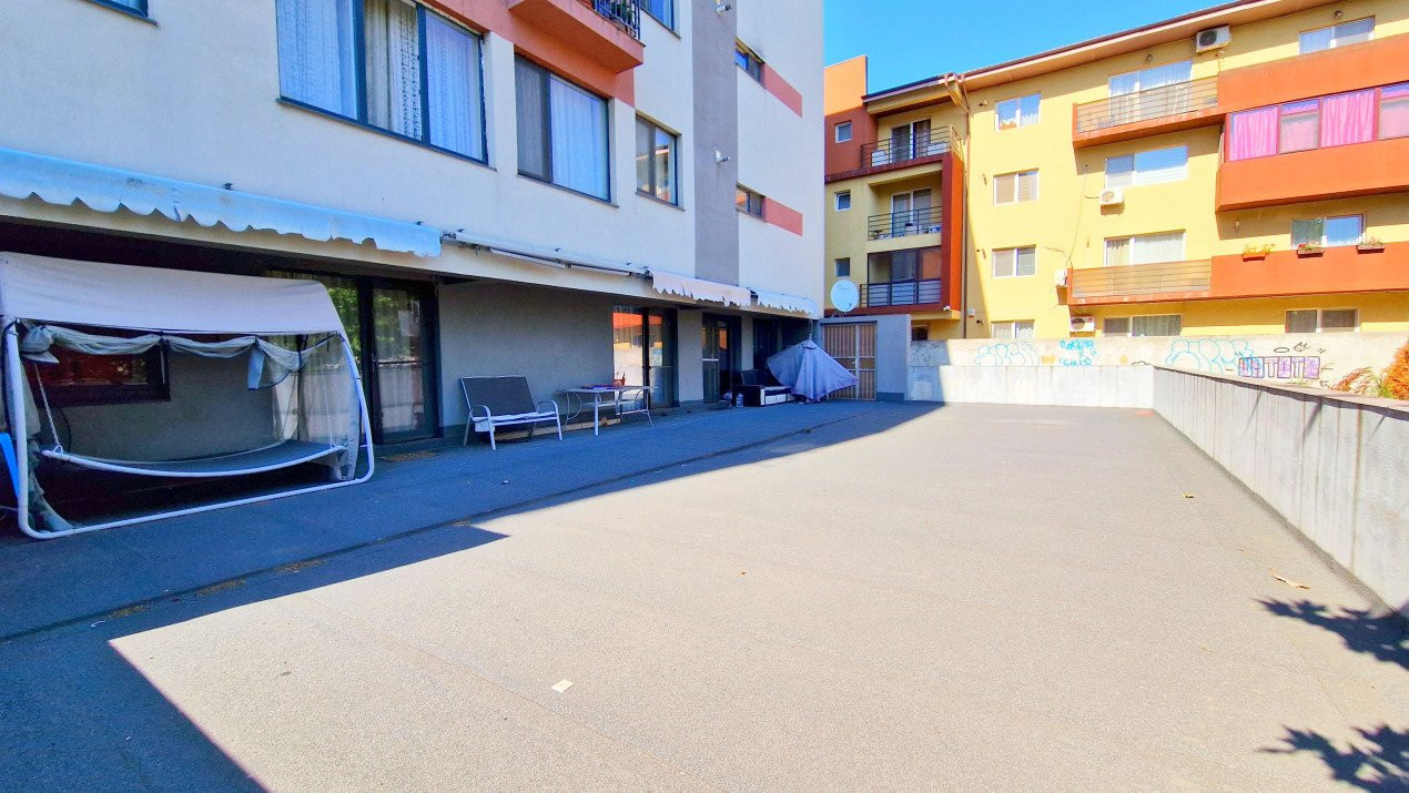 Apartament cu 5 camere si curte de 358 mp.