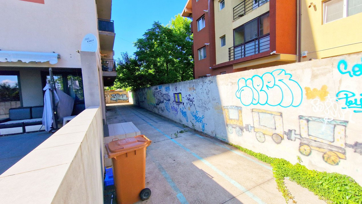 Apartament cu 5 camere si curte de 358 mp.