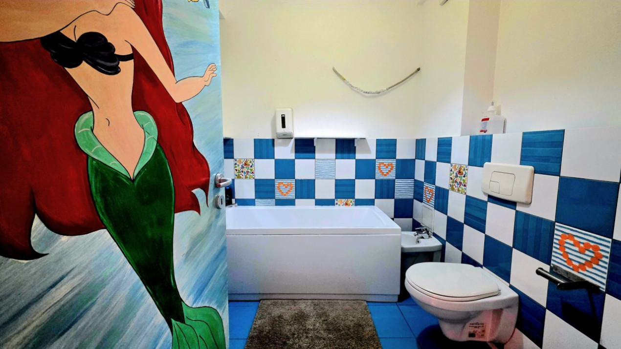 Apartament cu 5 camere si curte de 358 mp.